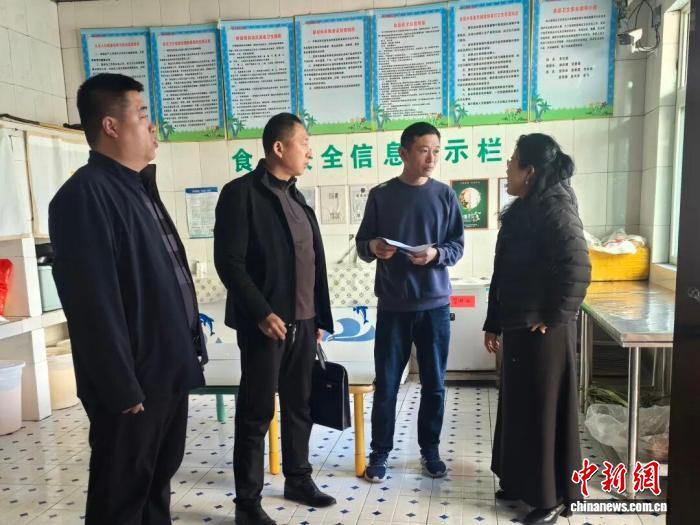 聊城市东昌府区司法局联合东昌府区市场监管局开展“伴随式”执法。东昌府区委宣传部供图