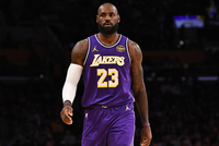 湖媒：詹姆斯愿为球队更好而自我牺牲 这就是他成为GOAT的原因