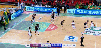 身手全能！摩尔15中7拿到18分8板5助 三分5中3&正负值+30