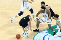 反击变成送违体！金牛反击失误 孙晨然倒地扑倒黄荣奇被吹违体