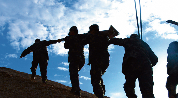 火箭军某旅官兵正在巡线。李宇鹏 摄