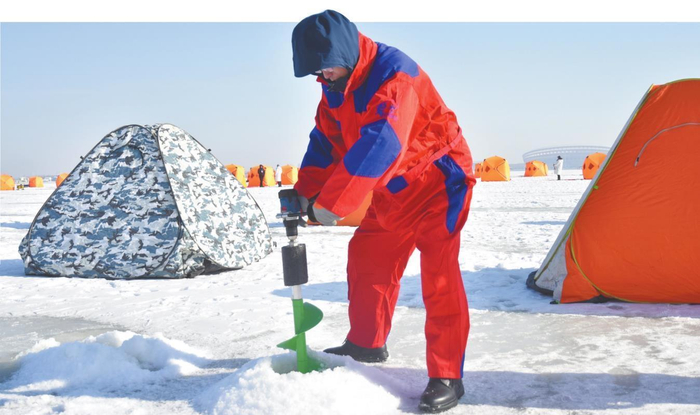 在盘锦含章湖冰钓基地，工作人员破冰凿洞为冰钓作准备。 图片由受访单位提供