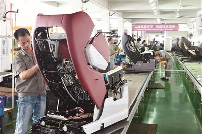 　　浙江豪中豪健康产品有限公司按摩椅组装生产线。 杨冰杰 摄
