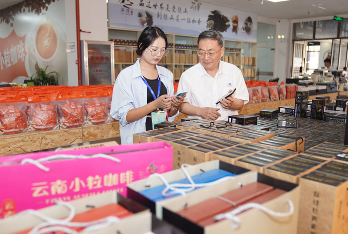 游客在云南省保山市隆阳区咖啡直播基地购买咖啡