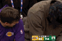 在聊啥这么开心！詹姆斯和里夫斯在替补席嘎嘎嘎偷笑