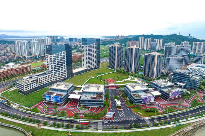 在高新区金山软件园，出门即绿茵和沙滩。