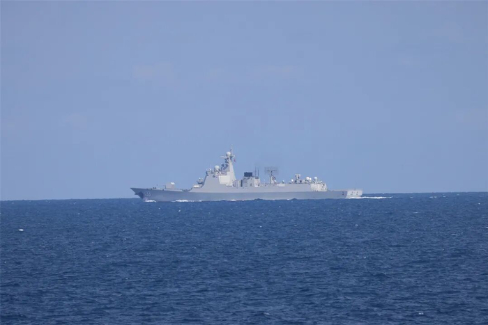▲海军989编队与第47批护航编队相遇。图为第47批护航编队包头舰。吕志浩 摄  