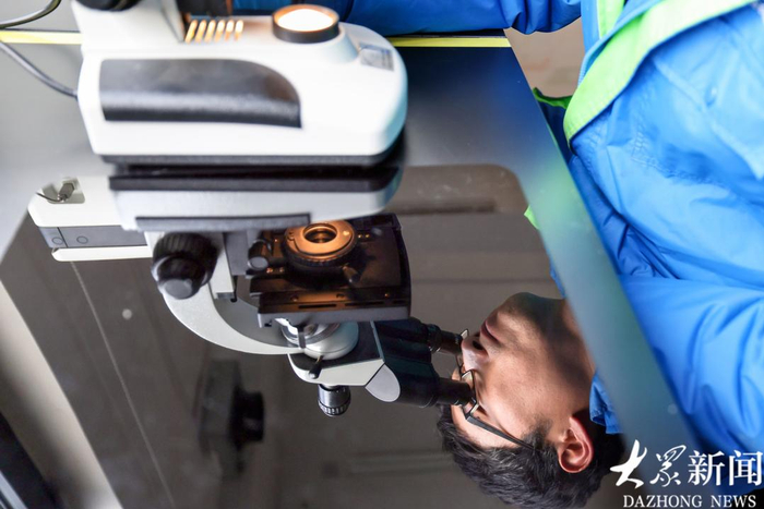 12月2日，青岛西海岸康恒环保能源有限公司水处理班班长相昌胜对垃圾渗滤液进行检测。