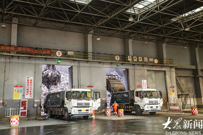 12月3日，垃圾清运车在青岛西海岸新区静脉产业园垃圾卸料平台卸垃圾。
