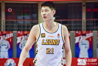 稳得很！胡金秋半场9中5拿到13分2板1帽