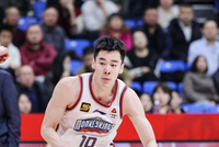 能里能外！郭昊文半场7中4拿到10分1板2助 突破双手扣篮很亮眼