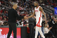 杜兰特：我队友赛后假装用水泼我  我和乌度卡建立了紧密的关系