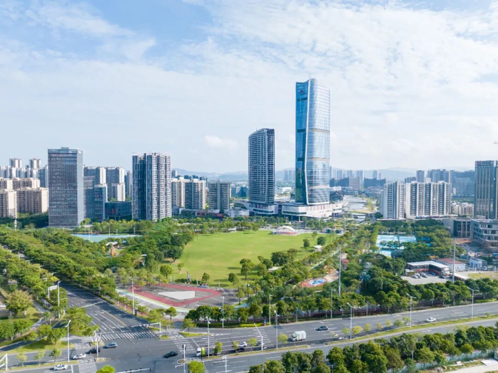 金湾区航空新城写字楼林立，不远处即有金山体育公园。图源：金湾区融媒体中心 