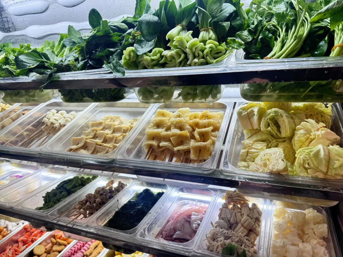芜湖麻辣烫丰富的食材。张安琪/摄