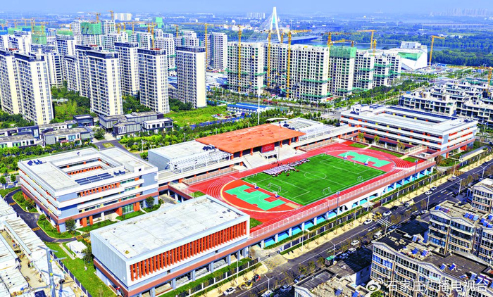 市民在石家庄市裕华区智汇城社区党群服务中心·智汇城城市书房中静心阅读喜爱的书籍。石家庄日报记者 郄 磊 摄