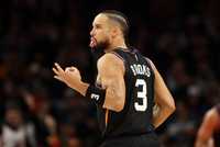 火记：前几年季后赛不敌湖人后人们以为狄龙生涯结束了而今他蜕变