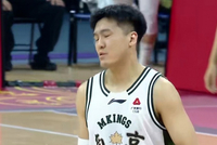 人气高球技也高！黄荣奇半场8中4&amp;三分4中2 拿下10分1板3助0失误