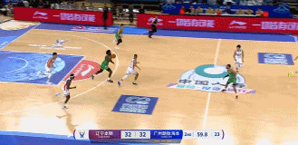 略显尴尬！奥利弗奋力拼下前场篮板 随后出现脱手&再起被筐帽