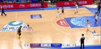 你要上五大囧？奎因连续胯下运球 结果运到自己脚上最终失误