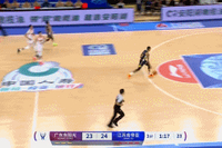 大举反击！杨溢抢断反击助攻奎因扣篮得手 广东打出15-6反超比分