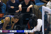 太快了！时间还剩一节多 奎因犯满离场&广东使用全华班