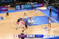 积极性拉满！王少杰拼抢前场篮板补篮得手 随后再度起飞大力补扣