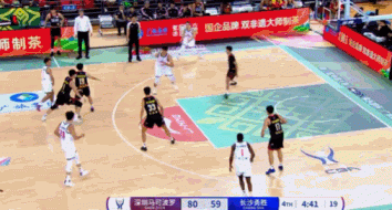 还有身高优势！许钟豪篮下碾压卢鹏羽将球打进