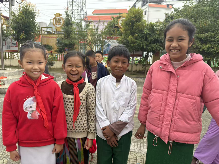 左二傣族学生相伦，左三缅甸学生罗达亚