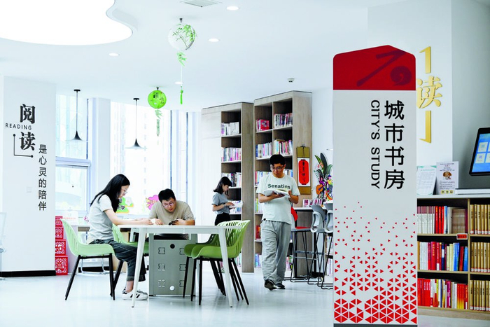 市民在石家庄市裕华区智汇城社区党群服务中心·智汇城城市书房中静心阅读喜爱的书籍。
