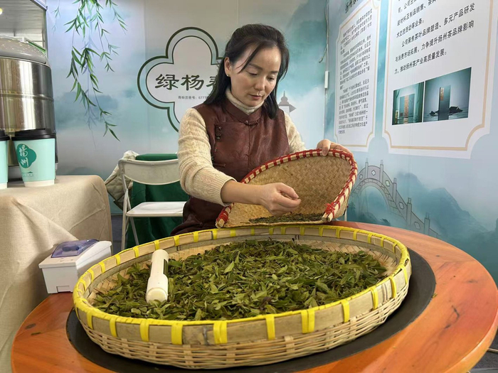 费远香现场炒茶。 陈晨 摄