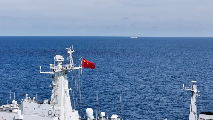 ▲海军989编队与第47批护航编队相遇。于涛 摄  