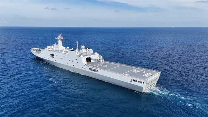 ▲海军989编队与第47批护航编队相遇。于涛 摄  