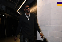 湖人众将入场穿搭：艾顿皮裤+墨镜+大项链尽显奢华 八村纯色低调