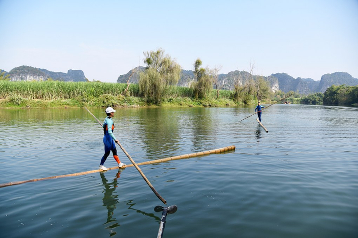     户外运动爱好者在清水河上参与独竹漂项目。    本报记者    林显威 摄