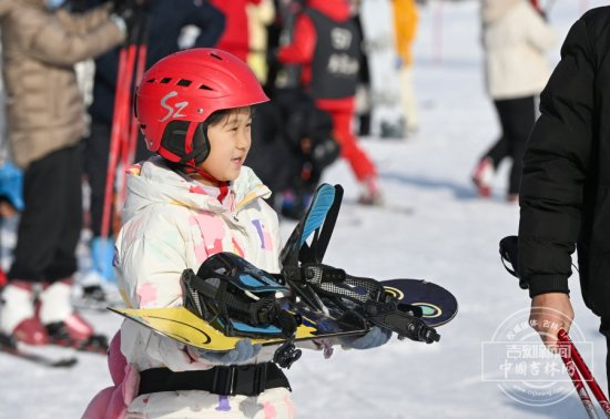 　　吉林的雪假，将得天独厚的“冷资源”转化为滋养综合素质的“热课堂”。当孩子们在雪地里相互搀扶、勇敢滑行时，他们收获的是强健的“体魄”和战胜困难的“勇气”；当他们在森林中探索、在文化场馆中沉浸时，他们增长的是渊博的“见识”和深厚的“乡情”；当他们与父母共同体验、与伙伴携手合作时，他们增进的是温暖的“亲情”与珍贵的“友情”。