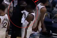 10中1+遭DNP！库明加关键时刻被换下后极其生气 追梦一旁开导安慰