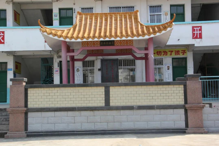 位于平马镇中心学校的革命纪念亭  图片来自横州市融媒体中心