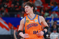 卢伟：王哲林今夏每天罚球练100-200个 所以罚篮比之前进步不少