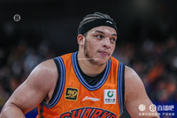 游刃有余！洛夫顿10中5拿到19分5板4助 正负值+17