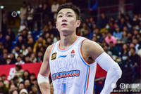 鲍威尔：高诗岩做出了非常好的表率作用 他能够把全队融在一起