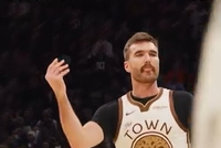 老大认可！斯潘塞命中三分后朝勇士替补席比数钱姿势 库里转发