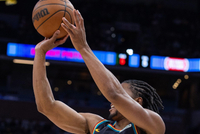 艾维：我命中了几个关键球感觉很棒 我们成功拆解了对手的防守