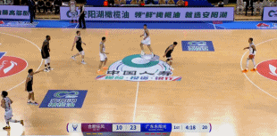 摧枯拉朽！奎因突破分球 王少杰顺下接球起飞滑翔暴扣