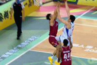 看着就疼！李炎哲顺上上篮超时不算 同时顶到陆文博裆部