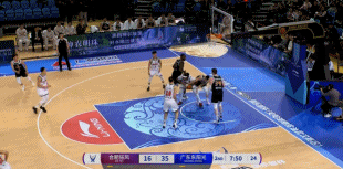 持续发力！萨林杰送长传 胡明轩助张昊上篮将分差拉开到20分以上