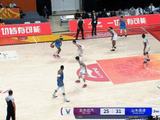 进步了！丘天接球迎着防守命中三分球