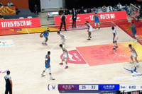 进步了！丘天接球迎着防守命中三分球