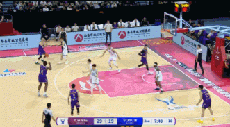 双塔配合！佩里突破助攻沈梓捷双手暴扣