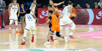 后脑勺抢断！琼斯传球击中王哲林 上海顺势抢断反击得手