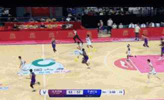 亏大了！佩里反击上篮被鲁吐布拉犯下 后者被吹违体